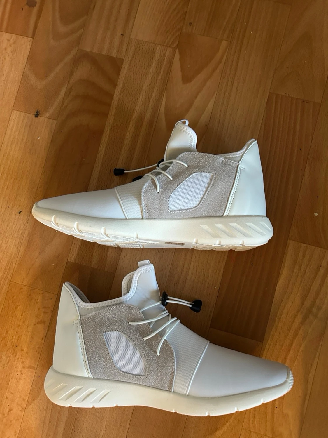 Vita sneakers med elastisk snörning - 2