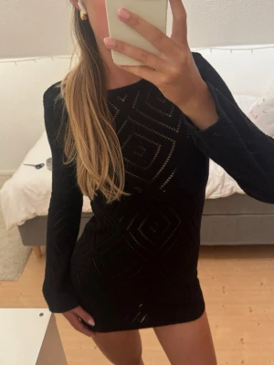 Svart kort strandklänning - Snygg svart strandklänning från mango, stickad. Bara använd 1 gång & inga defekter🩵