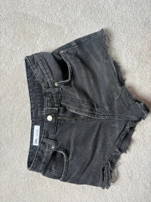 Svarta jeanskjorts - Säljer jättesöta svarta jeans shorts från Zara i storlek 36 men passar också 34. Perfekta inför sommaren. kan diskutera pris vid snabba affär! 💓
