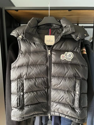 Moncler väst - Säljer en Moncler väst i 8/10 skick, sparsamt använd. Västen är äkta och qr scann fungerar. Vid fler bilder/frågor är det bara att höra av sig, öppen för prisförslag. Västen är storlek 2 vilket motsvarar M.