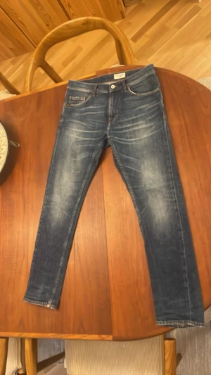 Blå slim fit jeans från tiger of Sweden  - Säljer ett par blå slim fit jeans från tiger of Sweden med storleken 29/30. Modellen är: Pistolero- gaucho Väldigt sparsamt använda och användes bara i några månader. Skriv vid fler frågor!  