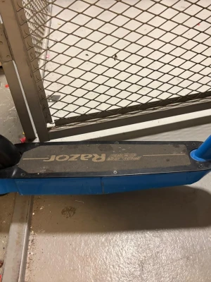 Blå elsparkcykel Razor E90 - Säljer en blå elsparkcykel av modellen Razor E90. Den har svart ståplatta med Razor-logga, svart styre och hjul samt blå ram. Perfekt för att ta sig runt snabbt och smidigt. Laddas enkelt och har en robust design.