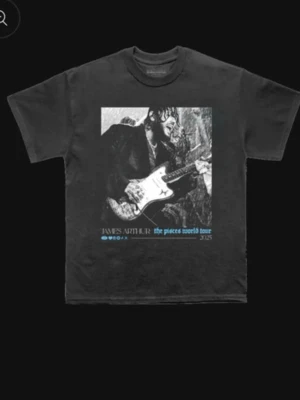 James Arthur World Tour T-shirt - Svart t-shirt med tryck av James Arthur samt turnédatum på baksidan. T-shirten har korta ärmar, rund hals och är tillverkad i bomull. Perfekt för dig som gillar musik och vill ha en unik merch från The Pisces World Tour. Den är helt ny och aldrig använd. Inte ens tagit ut den ut plasten. 