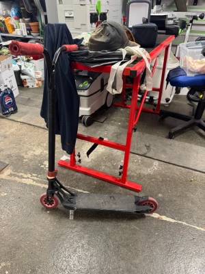 Ethic Kickbike Custom bygd, reserv delar, pris allt orginal 7800kr - Ethic Kickbike custom bygd, i använt men väldigt gott skick, finns reserv delar till det mesta och delarna i gott skick också. Medela för att få en lista på namn och orginal pris på alla delar + bilder på alla delar. Nypris för allt är 7800kr (Separata delar säljs ej) 