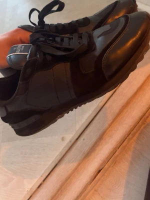 Rockrunners - Snygga svarta sneakers från Valnetino med klassisk låg siluett. Skorna har en mix av läder och mocka, svarta skosnören och diskret logga på plösen. Perfekta för dig som gillar stilrena och exklusiva sneakers. 