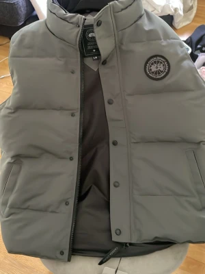 Väst byte - Hej jag vill byta västen mot någon annan i storlek medium. Denna västen är storlek large och är för stor för mig. Skriv ifall ni är intresserade jag kan även lägga in fler saker i bytet. Skicka förslag är öppen för att byta mot de mesta.