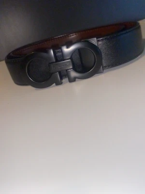 Ferragamo bälte svart/brun - Ferragamo bälte svart men brun på baksidan