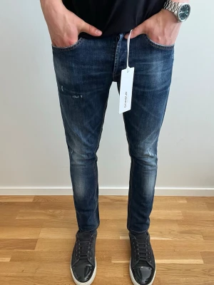 Dondup George (Nya) - Tja, säljer dessa sjukt snygga Dondup George som är nästan helt nya! Liten fläck som ej syns vid användning. Längd 96, midja 40. Tags medföljer såklart👍 Hör av er vid fler frågor🤝