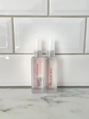 The Every Renewal Hair Oil - Priset kan diskuteras vid snabbaffär !Två genomskinliga flaskor med The Every Renewal Hair Oil. Flaskorna är smala och har spraymunstycke samt röd text på framsidan. Perfekt för att ge håret glans och näring. Passar alla hårtyper. Ny pris 445 kr/styck mitt pris 445 för båda fantastisk pris 