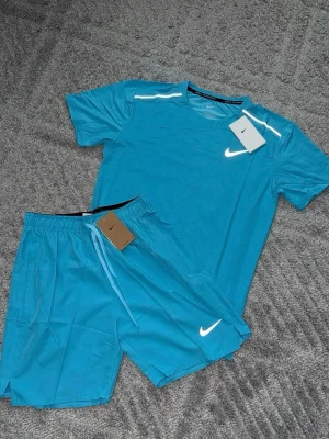 Nike Miller  - Nike Miller set i blå färg. Mycket bra skick. Lätt och skönt material som passar perfekt för sommaren, träning och träning. Sälja som komplett set. 