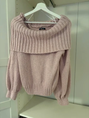 Ljusrosa off shoulder stickad tröja från Gina Tricot  - Ljusrosa stickad tröja från Gina tricot med off shoulder-krage. 