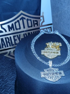Harley Davidson Halsband Silver & diamonds  – Big Biker Chain /HD necklace Harley Pendant - Harley loga som syns direkt.   ✔ Ny med tags ✔ Size: 22”   50cm~  Finns en i Guld också separat annons.