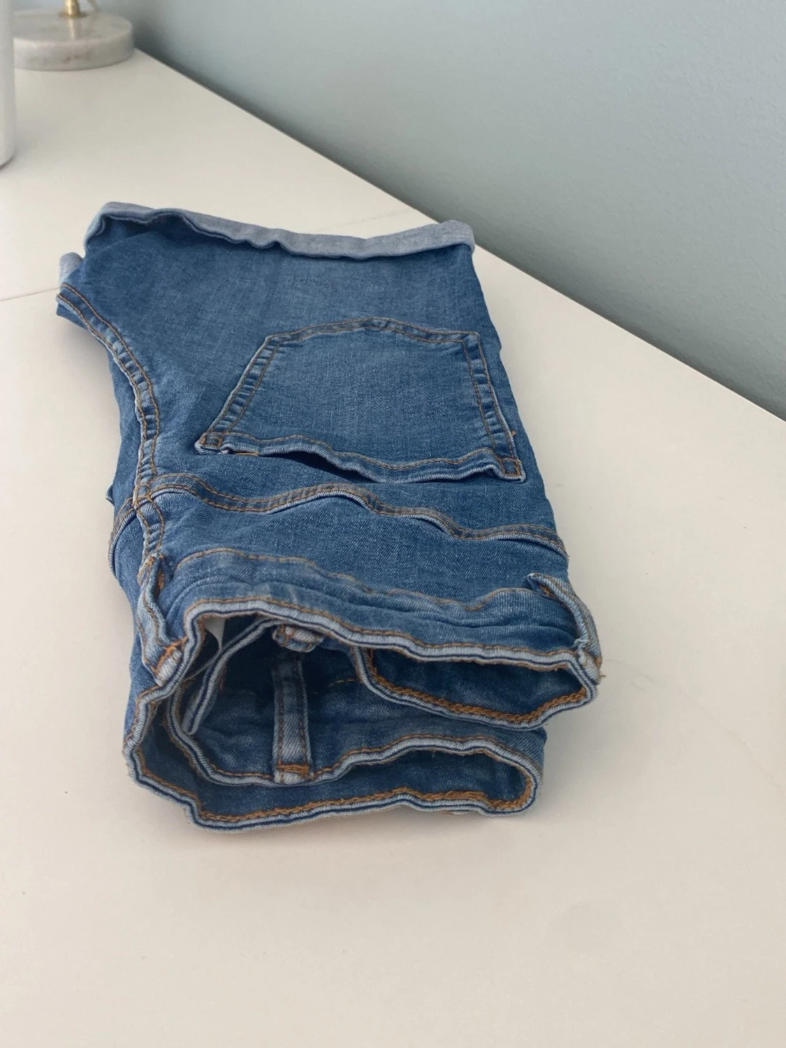 Blå jeansshorts med uppvik