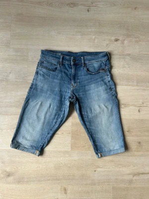 Blåa G-Star Jeans Shorts Storlek W30 - Mycket fina G-Star shorts i blå färg | Jeansen är i mycket bra skick och sparsamt använda. |  Äkta som allt annat jag säljer! ✅ |  Storlek: W30 | Skick: Mycket Bra Skick | Färg: Blå | Märke: G-Star | Modell: Shorts |   Hör gärna av dig vid frågor så svarar jag så fort jag kan! 😁 |  (SKU - 183)