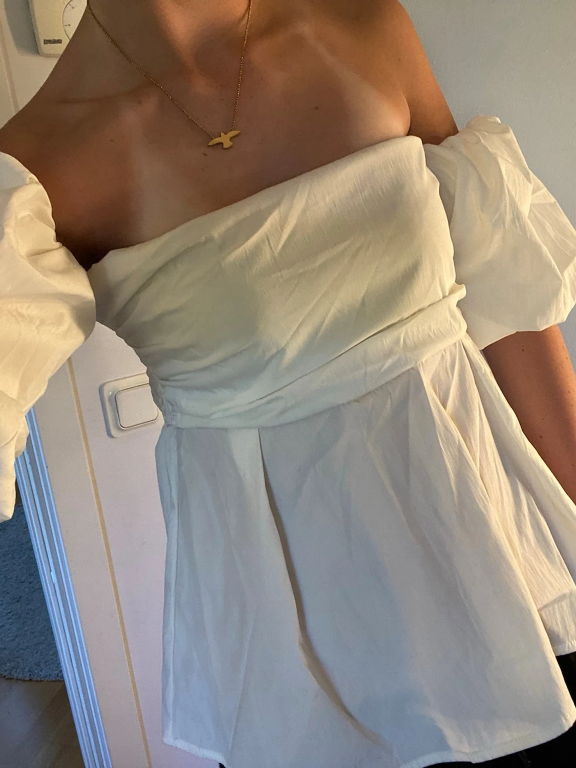 Vit offshoulder topp med puffärm