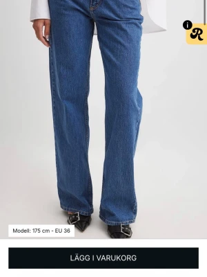 Blå raka jeans med låg midja - Säljer ett par klassiska blå jeans med rak passform och låg midja. Jeansen har fem fickor, bälteshällor och stängs med dragkedja och knapp. Perfekta till vardagslooken och passar till det mesta. Materialet är denim i bomull. Använda få gånger 