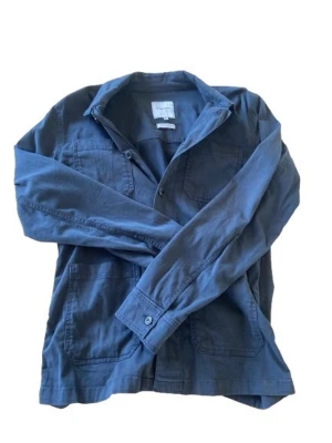 Overshirt från Lindbergh - Stilren blå overshirt från Lindebergh. Modellen har klassisk krage, knappstängning framtill och tre stora utanpåfickor. Perfekt lager-på-lager-plagg med avslappnad passform och enkel design som funkar till många olika stilar. Använd 1-2 gånger.🤩