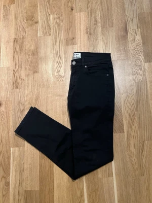 Acne Studios Jeans - Storlek 31/32 - Svart Acne Studios jeans för män, modellen är ”Ace Stay Cash”. Byxorna är nyskick förekommer inga defekter. Storlek Waist 31 / Lenght 32. Hör av dig vid intresse/frågor. PRIS KAN DISKUTERAS!