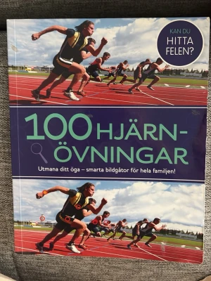 100 Hjärnövningar bok - Rolig och utmanande bok fylld med 100 bildgåtor där du ska hitta fel och avvikelser i bilder. Perfekt för dig som gillar kluriga utmaningar och vill träna din iakttagelseförmåga. Innehåller olika svårighetsnivåer och inspirerande citat.