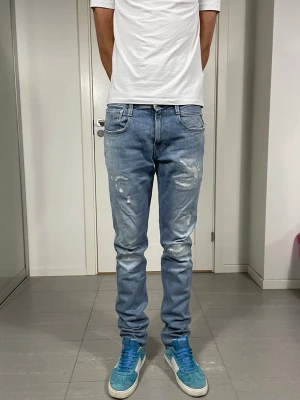 Replay Anbass Jeans  - Säljer nu dessa Replay Anbass Jeans, mått ca 41,5 o 110 cm. skriv för fler bilder/frågor🙌🏼