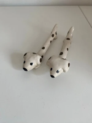 Smörtaxar i lufttorkad lera - Två st Smörtaxar handgjorda av mig i lufttorkadlera . Inte perfekta, lite sena men väldigt väldigt charmiga 