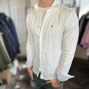 Morris linneskjorta  - Mycket fint skick, defekt syns på sista bilden. Nypris ca 1500kr. Passar dig som är 175-185cm ungefär. Modellen är 185 cm, 75 kg. Alltid billigare pris vid köp av flera varor‼️🙌Svarar alltid på frågor eller funderingar! 