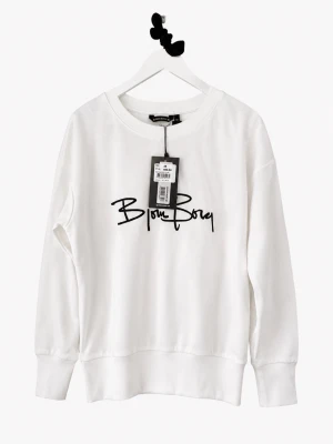 Vit sweatshirt från Björn Borg - Snygg vit sweatshirt från Björn Borg med svart logotyp framtill i coolt typsnitt. Tröjan har rund halsringning, långa ärmar och ribbade muddar vid ärmslut och nederkant. Tillverkad i mjukt material som känns skönt mot huden.