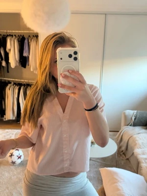 Ljusrosa kortärmad blus med knappar - Rosa kortärmad blus med knappar. Knappast använd därav mycket bra skick. Storlek M men passar även Xs/S