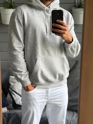 Grå hoodie - Grå skön basic hoodie från H&M i storlek S. Sitter lite lätt oversized i passformen. Passar dig mellan 170-180cm. Inga defekter alls! Bara att kontakta vid funderingar!🌟