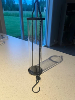 Transparent ljushållare  - Säljer en cylinderformad häng ljushållare