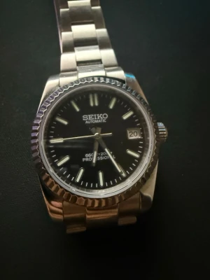 Seiko - Säljer denna seiko klockan för att den inte kommer till användning längre då jag har skaffat en ny Spänningen har dock gått sönder men det är mindre repetition kostar runt 300kr   Ny pris : 3999