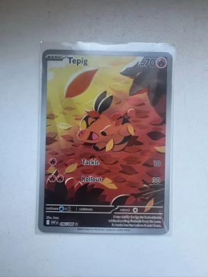 Pokémonkort Tepig 093/096 - Säljer ett Pokémonkort med Tepig-motiv, nummer 093/096. Kortet har en färgglad höstdesign med Tepig bland röda och gula löv. Kortet är på engelska och ligger i plastficka. Perfekt för samlare eller Pokémonfans!                                                                                  Pris kan diskuteras!🤗
