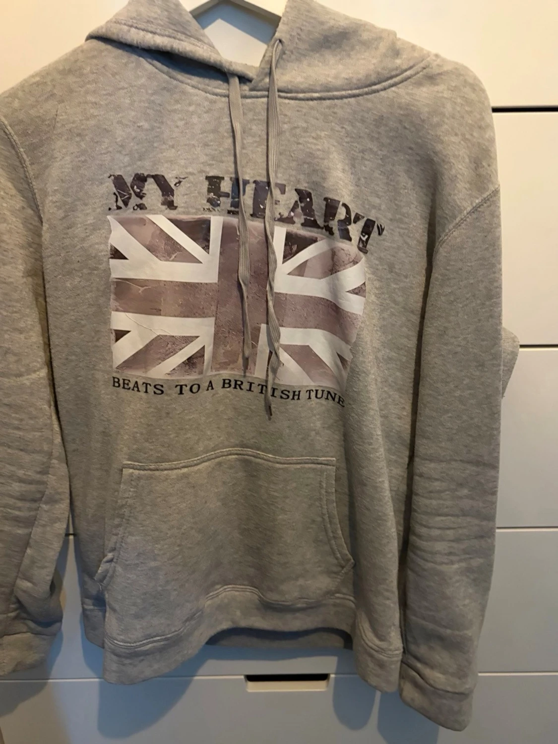 Grå hoodie med brittisk flagga