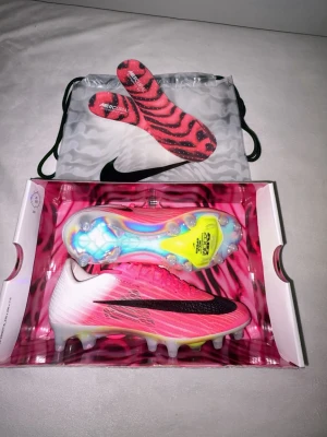 Nike Mercurial superfly 11 rosa fotbollsskor - Helt nya Nike mercurial superfly 11. Storlek 41, Nike har tydligen ändrat lite på storlekarna. Jag som tidigare haft 43 i mercurial kunde ha dessa som är i 41. De är 26,5 cm. Köpte från Nike och kvitto ingår