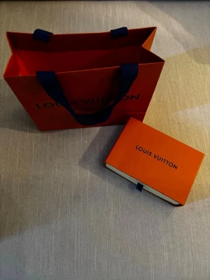 Svart LV armband - Snyggt svart LV armband oanvänt och nytt väldigt stiligt nu till sommaren.