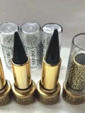 Svart kajal-eyeliner med spetsig form - Säljer en svart kajal-eyeliner från Ardous med spetsig konform och elegant guldfärgad hylsa. Eyelinern har transparent lock med dekorativa detaljer och är enkel att applicera för en intensiv look. 39kr/st , finns fler kvar, samma frakt 