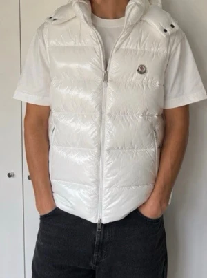 Vit dunväst från Moncler - Helt ny i storlek L. Men passar XL och M beroende på hur du vill den ska sitta. Skriv vid funderingar o pris kan diskuteras vid snabb affär.