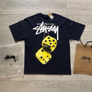 Stussy / Stüssy t-shirt - Helt ny mörkblå t-shirt från Stüssy med  vitt logotryck och tärningar på ryggen. Papperspåse och plastpåse ingår! Klassisk passform och rund hals. Perfekt för sommaren och dig som gillar streetwear. Priset går att diskutera. Kom gärna med frågor!😁