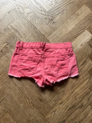 Korallfärgade jeansshorts - Otroligt snygga Lågmidjade jeansshorts i korallfärg! 🪸🧡💝