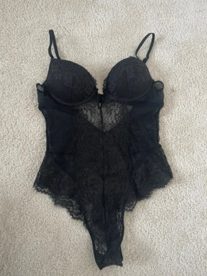 Spetsbody från H&M💓 - Fin och trendig spetsbody från H&M som tyvärr inte kommer till användning, storlek 75A💓 den har inbyggt push up och är perfekt för fester! Inga defekter💓