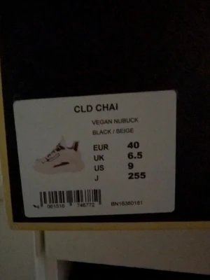 Buffalo CLD Chai sneakers beige/svart - Chunky sneakers från Buffalo i modellen CLD Chai. Färgen är beige och svart med vita detaljer. Tillverkade i veganskt nubuckmaterial och har en kraftig sula för en trendig look. Snygga kontrastdetaljer och snörning framtill. Perfekta för dig som gillar statement-skor.