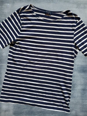 *Saint James* Randig T-Shirt - En stickad T-shirt i lätt och luftigt material! Märket är ett jättetrevligt franskt märke som kallad ”Saint James”! Näst sista bilden är ett pyttelitet hål som inte märks! Passar storlek XS, hör av dig vid frågor! 