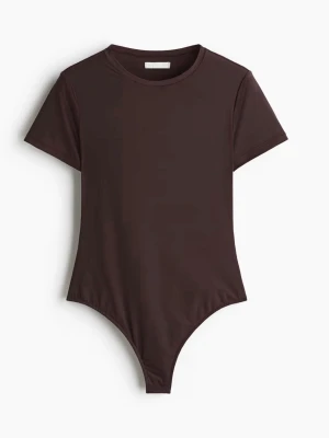 brun t-shirt body hm - Helt ny body från hm. Lapp och allt finns kvar. Aldrig använd. Sitter smickrande och knäpps med knappar längst ner. Säljer för jag har 2stycken.