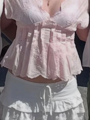 Ljusrosa broderad blus med spets - INTRESSEKOLL!!!!!!!! Storlek S. Helt slutsåld. Jättefin och endast anvönd en gång.💕(pris går att diskutera)