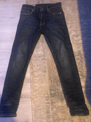Mörkblå skinny jeans från Levi's - Snygga mörkblå skinny jeans från Levi's med klassiska fem fickor och diskret slitning. Jeansen har en smal passform och är tillverkade i denim med stretch för extra komfort. Perfekt för dig som gillar en stilren och tidlös look.