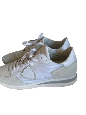 Vita sneakers från Philippe Model - Stilrena vita sneakers från Philippe Model med ovandel i mocka, mesh och läderdetaljer. Klassisk låg modell med vita skosnören och diskret logga på plösen. Perfekta för en clean och modern look.