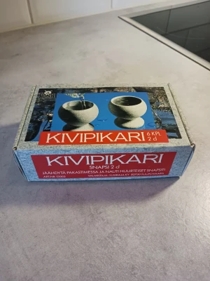 Kivipikari snapsglas 6-pack - Säljer ett set med 6 stycken runda snapsglas i sten, modell Kivipikari från Hurra. Glasen rymmer 2 cl och är gråa med en naturlig stenfinish. Perfekta att kyla i frysen för extra kall snaps. Levereras i originalkartong.
