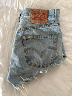 Levi’s 501 shorts - Levi’s 501 shorts som jag har köpt på Vinted, är från början avklippta jeans 🤍 har lite missfärgningar på ena bakfickan (se sista bilden) skulle säga att dem är storlek S-M! 