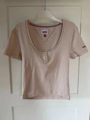 Beige ribbad topp från Tommy Hilfiger - Beige ribbad topp från Tommy Hilfiger✨Stl. XS. Köparen betalar frakt.