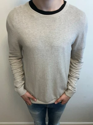 Jack & Jones Tröja - Tja, Säljer denna snygga Jack & Jones tröjan i mycket fint skick! Liten fläck vid armen som nog går bort i tvätten! Rabatt vid köp av flera varor🙌 Hör av er vid fler frågor🤝
